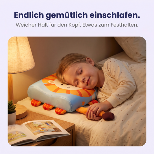 Mädchen schläft auf einem Kinderkissen mit Löwenmotiv