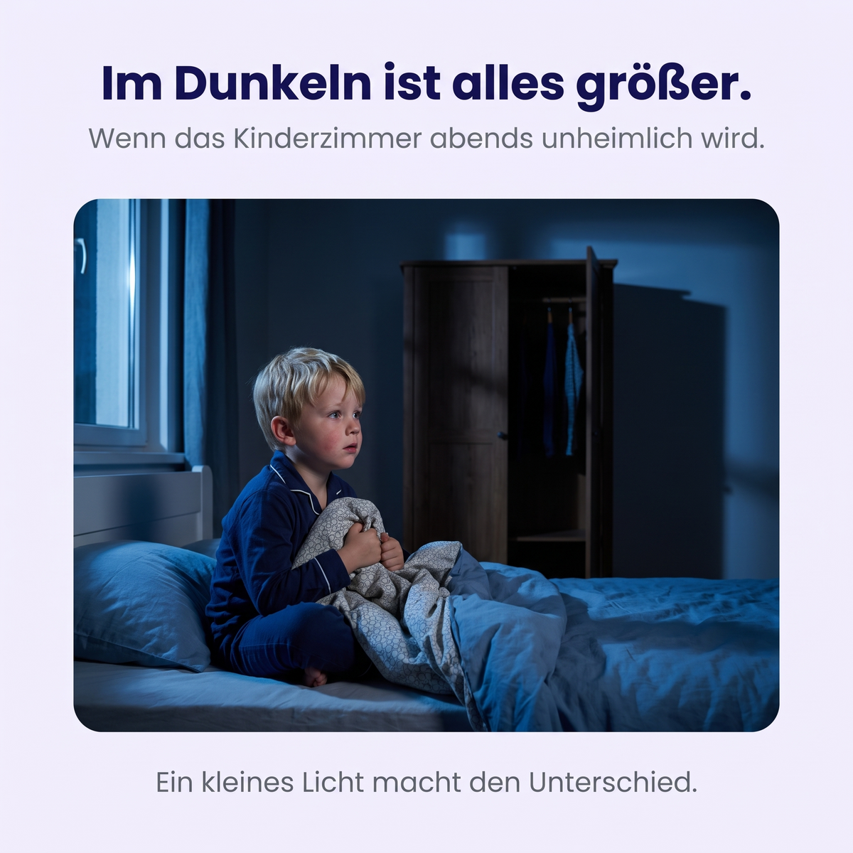 Kind sitzt nachts im dunklen Kinderzimmer