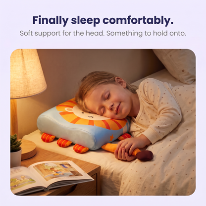 Mädchen schläft auf dem DreamyPillow™ Kids Löwe und hält den Schwanz