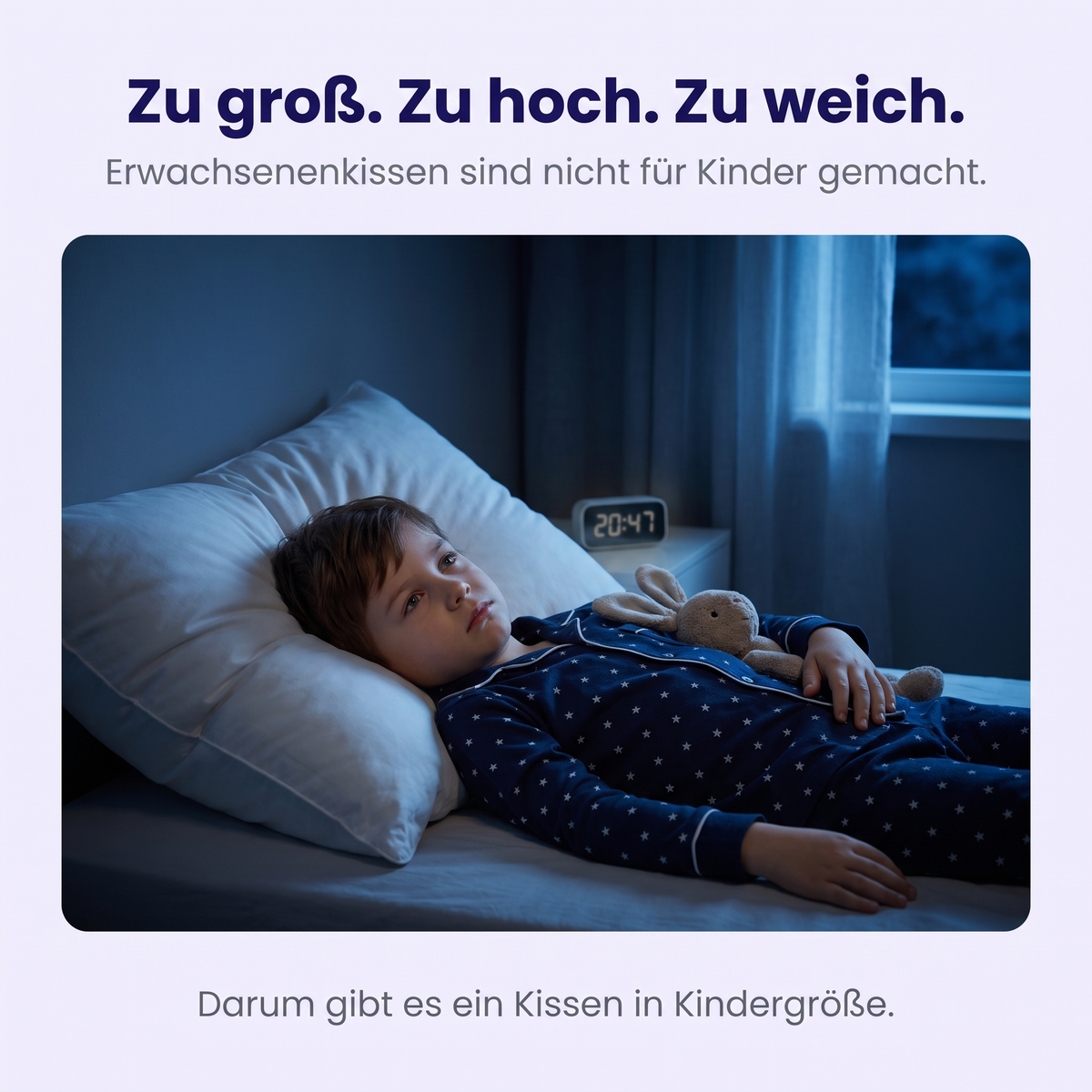 Kind liegt wach auf zu großem Erwachsenenkissen