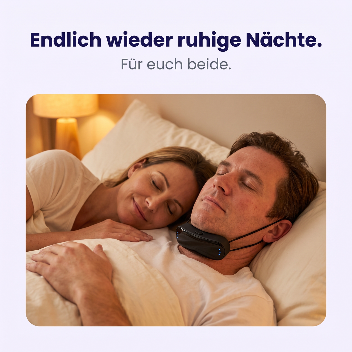 Paar schläft ruhig, er trägt den SnorryHelper™ unter dem Kinn